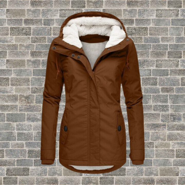 Braune Damen-Winterjacke mit Kapuze und Fleece-Futter vor Ziegelwand.