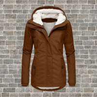 Braune Damen-Winterjacke mit Kapuze, Fleece-Futter, warm, modisch, vor Ziegelwand.