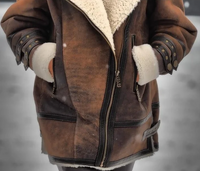 Braune Lederjacke mit weißem Futter, Reißverschluss, Taschen, Wintermode, Damenbekleidung.