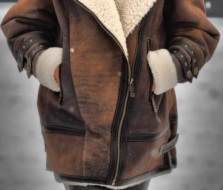 Braune Lederjacke mit weißem Futter, Reißverschluss, Taschen, Wintermode, Damenbekleidung.