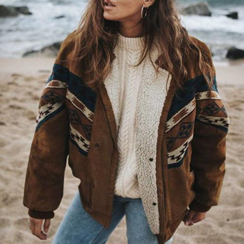 Frau in brauner Vintage-Jacke mit Ethno-Muster am Strand, lässiger Herbstlook.