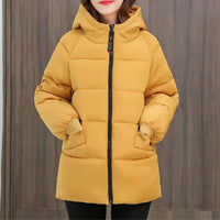 Gelbe Damen-Daunenjacke mit Kapuze, Reißverschluss, warm, Wintermode, stilvoll, bequem.