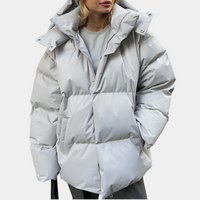 Damen Winterjacke hellgrau, Daunenoptik, Kapuze, modisch, warm, Outdoor-Bekleidung.
