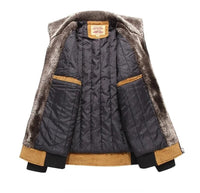 Braune Herren-Winterjacke mit Kunstfellfutter, gestepptem Innenfutter und gerippten Bündchen.