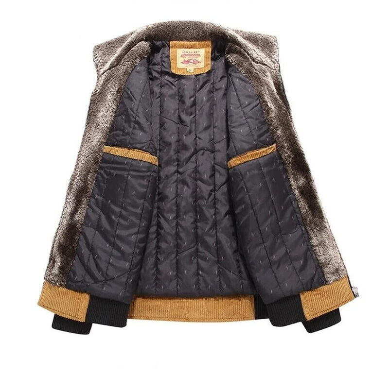 Braune Herren-Winterjacke mit Kunstfellfutter, gestepptem Innenfutter und gerippten Bündchen.