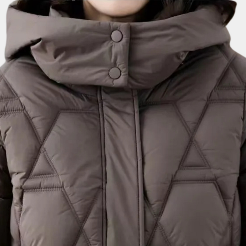 Dunkelbraune Damen-Daunenjacke mit Kapuze, geometrisches Muster, Wintermode.