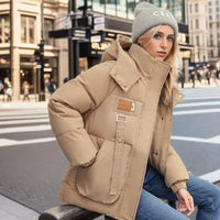 Frau in beige Winterjacke mit Kapuze, warm, winddicht, modisch, Stadtstraße, Wintermode.