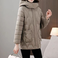 Damen Winterjacke beige, gesteppte Kapuze, warm, modisch, Reißverschlusstaschen, elegant.