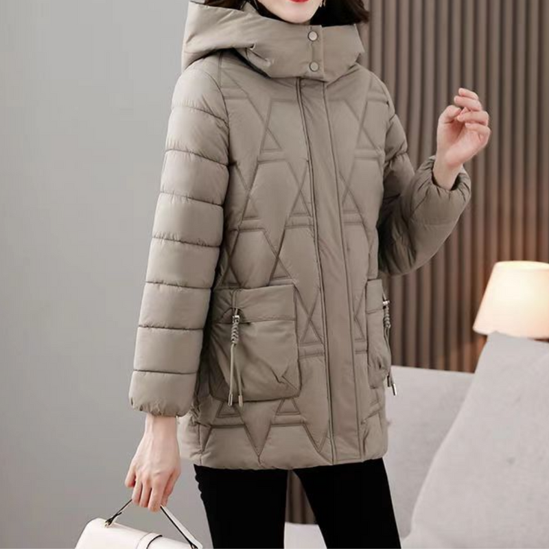 Damen Winterjacke beige, gesteppte Kapuze, warm, modisch, Reißverschlusstaschen, elegant.