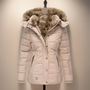 Damen Winterjacke beige, Daunen, Kunstfellkapuze, warm, modisch, Outdoor-Bekleidung.