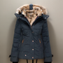 Damen Winterjacke mit Kapuze, dunkelblau, Kunstfellfutter, warm, modisch, Outdoor-Bekleidung.