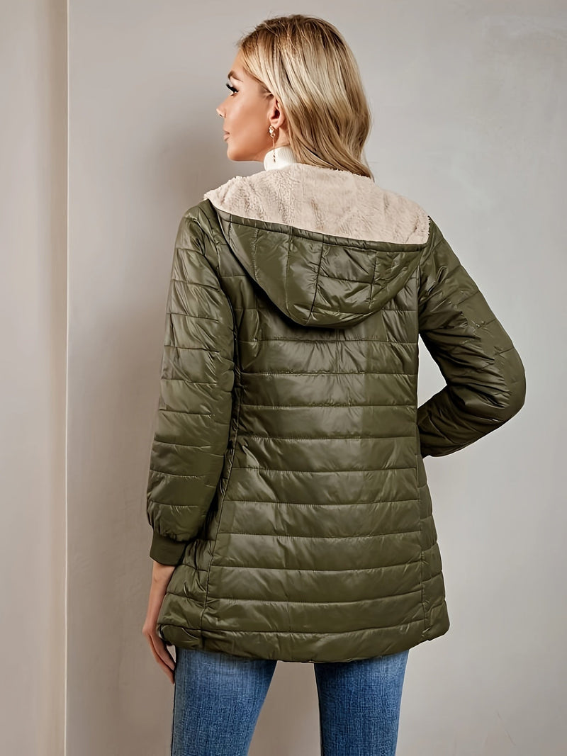 Frau in olivgrüner Steppjacke mit Kapuze, Rückansicht, modische Herbstbekleidung.