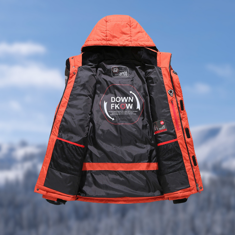 Orange Winterjacke mit Kapuze, Innenfutter schwarz, für Outdoor-Aktivitäten, vor Berglandschaft.