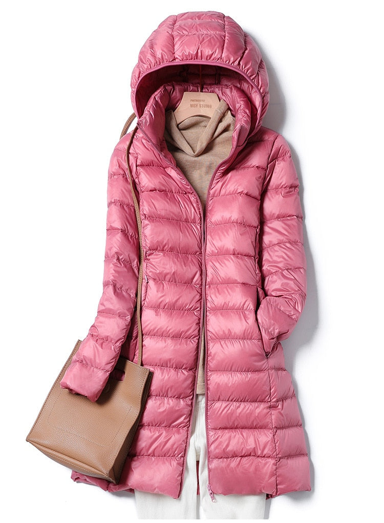 Rosa Damen-Daunenjacke mit Kapuze, braune Tasche, Wintermode, warm, stilvoll, elegant.