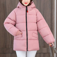 Frau in rosa Daunenjacke mit Kapuze, Wintermode, warm, Reißverschluss, Damenbekleidung.
