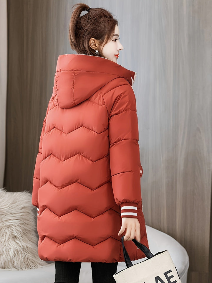 Frau in roter Daunenjacke mit Kapuze, Wintermode, warm, stilvoll, gemütlich, modern.