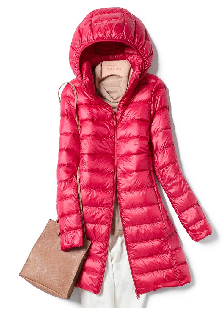 Rote Damen-Daunenjacke mit Kapuze, modisch, warm, Winterbekleidung, isoliert auf weißem Hintergrund.