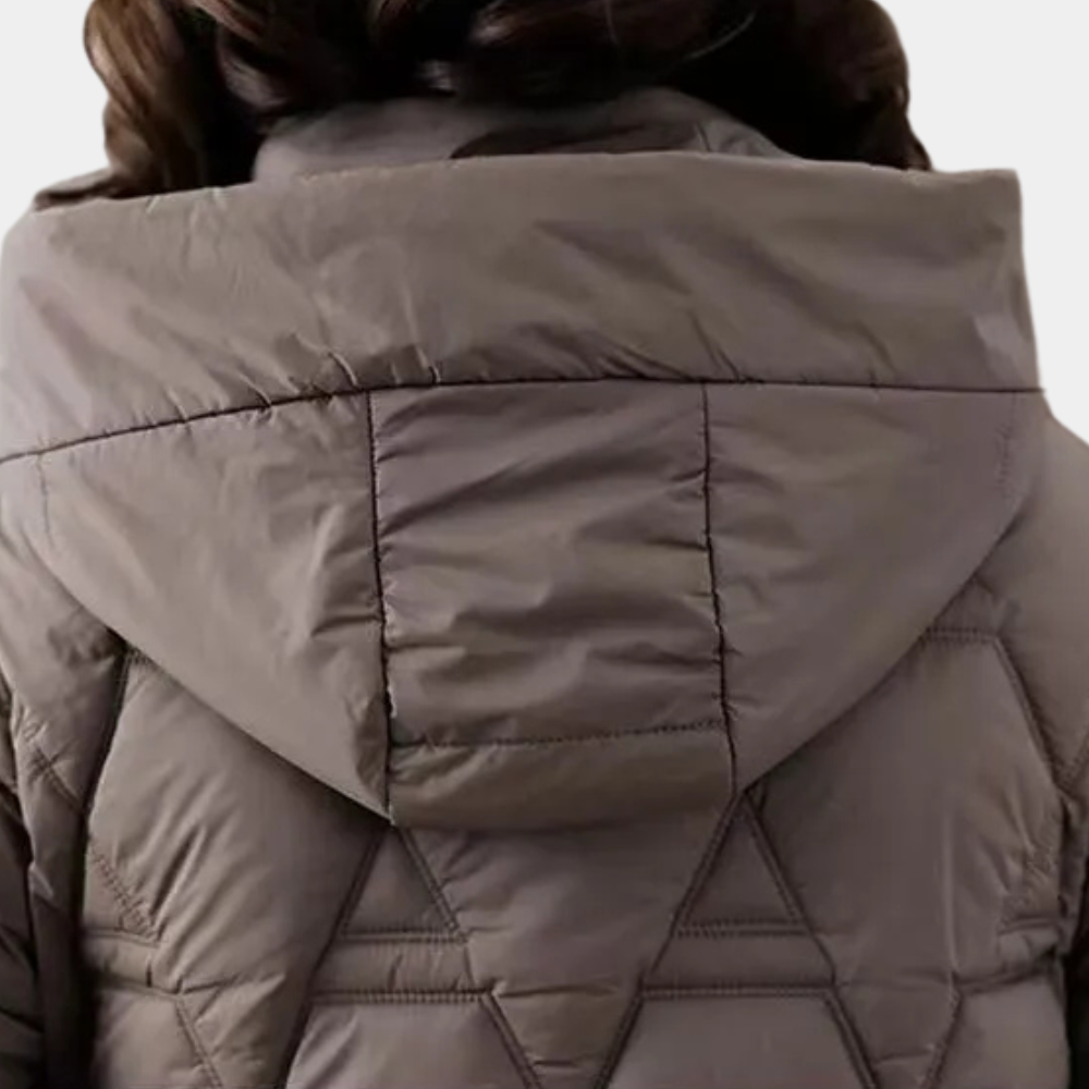 Damen Winterjacke mit Kapuze, braun, gesteppter Stoff, warm, modisch, Outdoor-Bekleidung.
