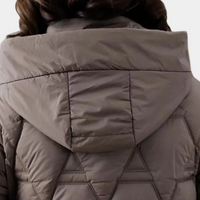 Damen Winterjacke mit Kapuze, braun, gesteppter Stoff, warm, modisch, Outdoor-Bekleidung.