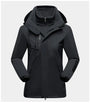 Schwarze wasserdichte Outdoor-Jacke mit Kapuze, Reißverschluss und Taschen für Damen.