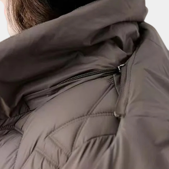 Braune Daunenjacke mit Reißverschluss, gesteppte Struktur, warme Winterbekleidung für Damen.