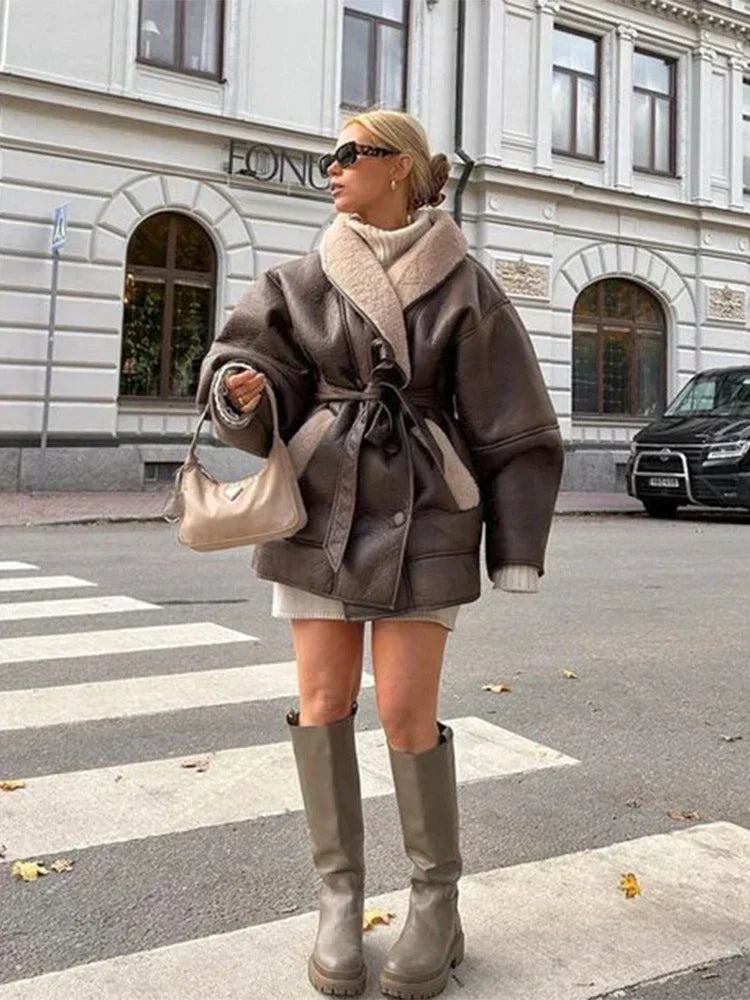 Frau in brauner Oversize-Jacke, beiger Stiefel, Handtasche, Stadtstraße, Herbstmode.