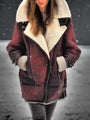 Frau in roter Lammfelljacke, Wintermode, warm, stilvoll, Damenbekleidung, Outdoor, elegant