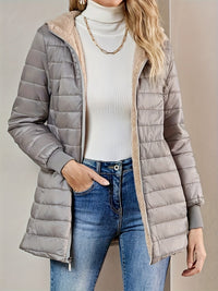 Damen Winterjacke beige, gesteppt, mit Kapuze, Reißverschluss, modisch, warm, casual Look.