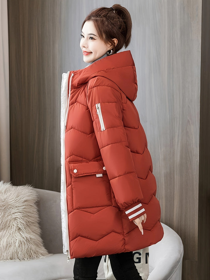 Frau in roter Daunenjacke mit Kapuze, Reißverschluss, Wintermode, warm, stilvoll, gemütlich.