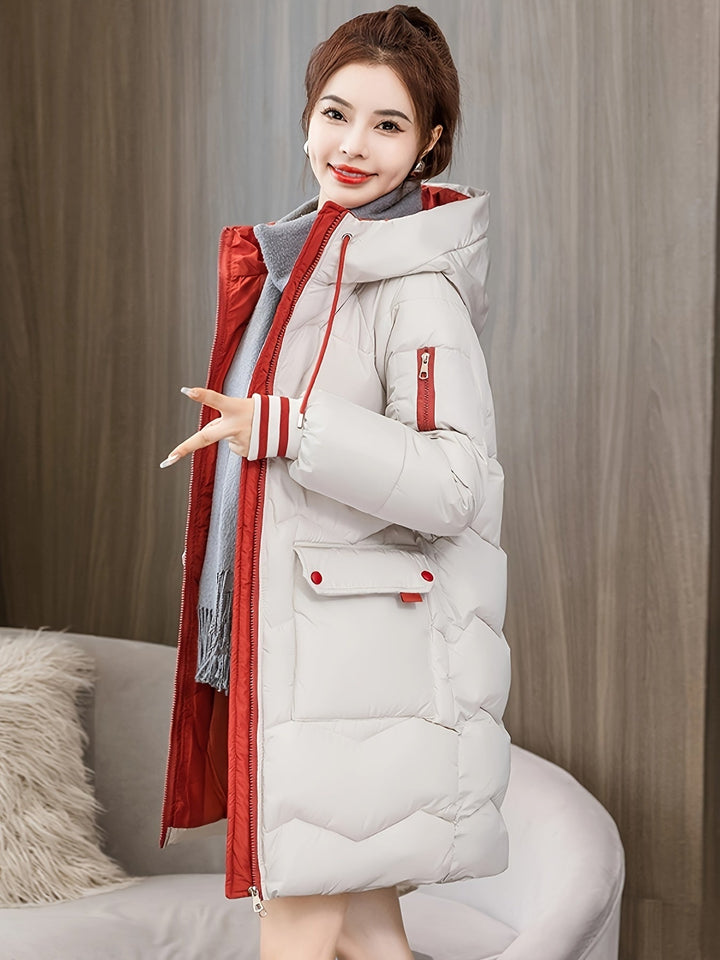 Frau in weißem Daunenmantel mit Kapuze, rotes Innenfutter, Wintermode, stilvoll, warm.