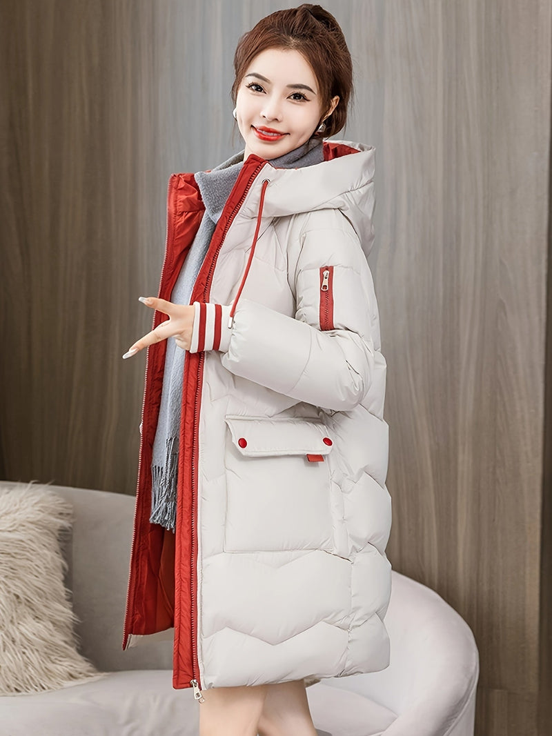 Frau in weißem Daunenmantel mit Kapuze, rotes Innenfutter, Wintermode, stilvoll, warm.