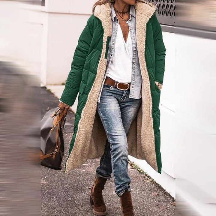 Grüne Damen-Winterjacke mit Kapuze, Lammfellfutter, modisch, warm, ideal für kalte Tage.