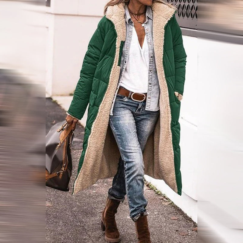 Grüne Damen-Winterjacke mit Kapuze, Lammfellfutter, modisch, warm, ideal für kalte Tage.