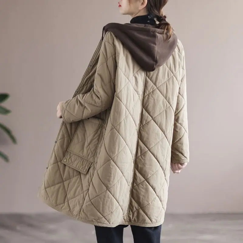 Damen Steppmantel beige, Kapuze, Winterjacke, warm, modisch, lässig, Outdoor-Bekleidung.