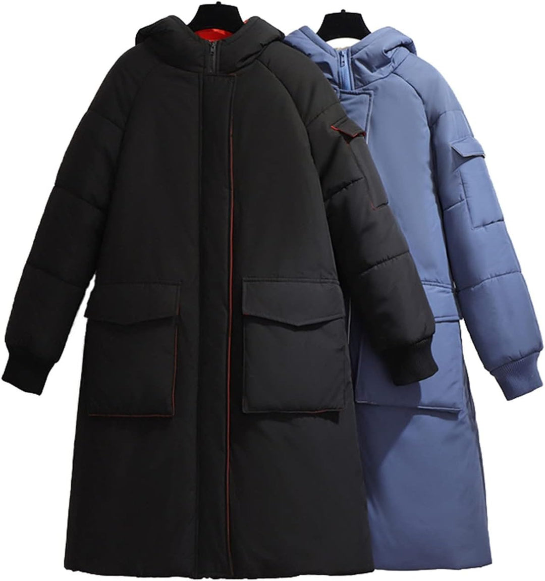 Zwei lange Daunenmäntel mit Kapuze, schwarz und blau, Wintermode, warm, stilvoll.