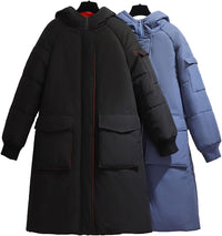 Zwei lange Daunenmäntel mit Kapuze, schwarz und blau, Wintermode, warm, stilvoll.