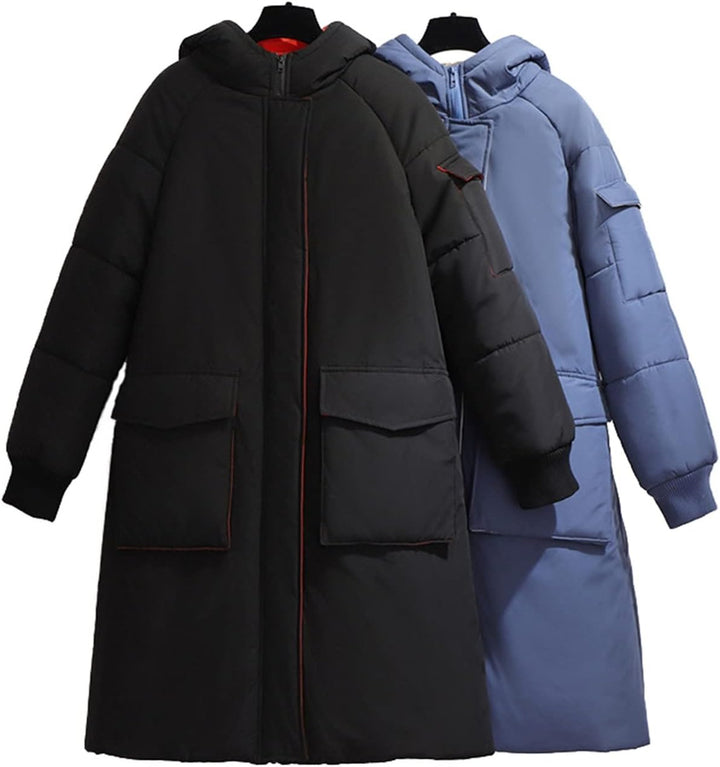 Zwei lange Daunenmäntel mit Kapuze, schwarz und blau, Wintermode, warm, stilvoll.