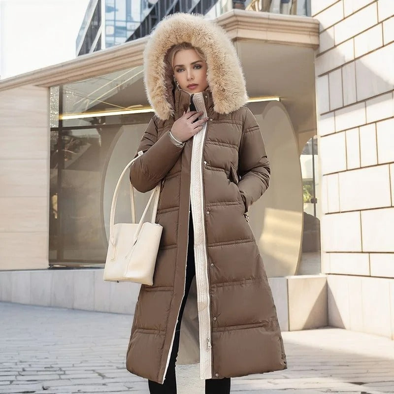 Frau in braunem Daunenmantel mit Kapuze, Wintermode, Stadt, eleganter Stil, beige Handtasche.