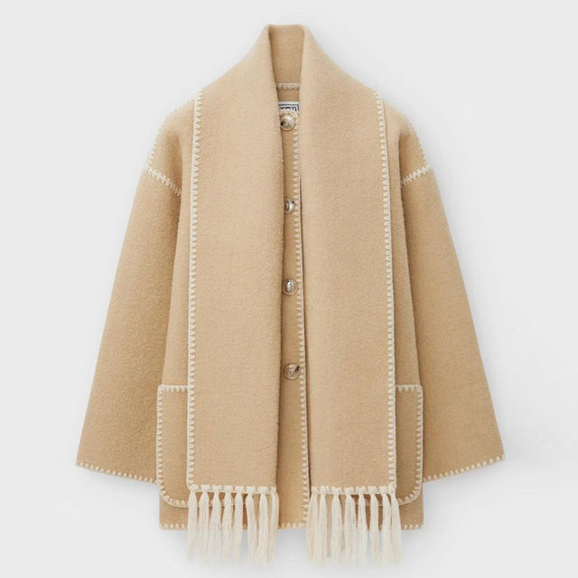 Eleganter Damenmantel beige mit Schal, lange Ärmel, Knöpfe, Taschen, Wintermode 2023.