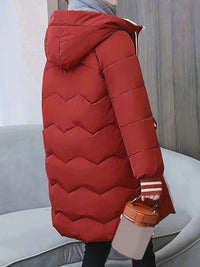 Roter Daunenmantel mit Kapuze, Damenmode, Winterjacke, warm, stilvoll, seitliche Ansicht.