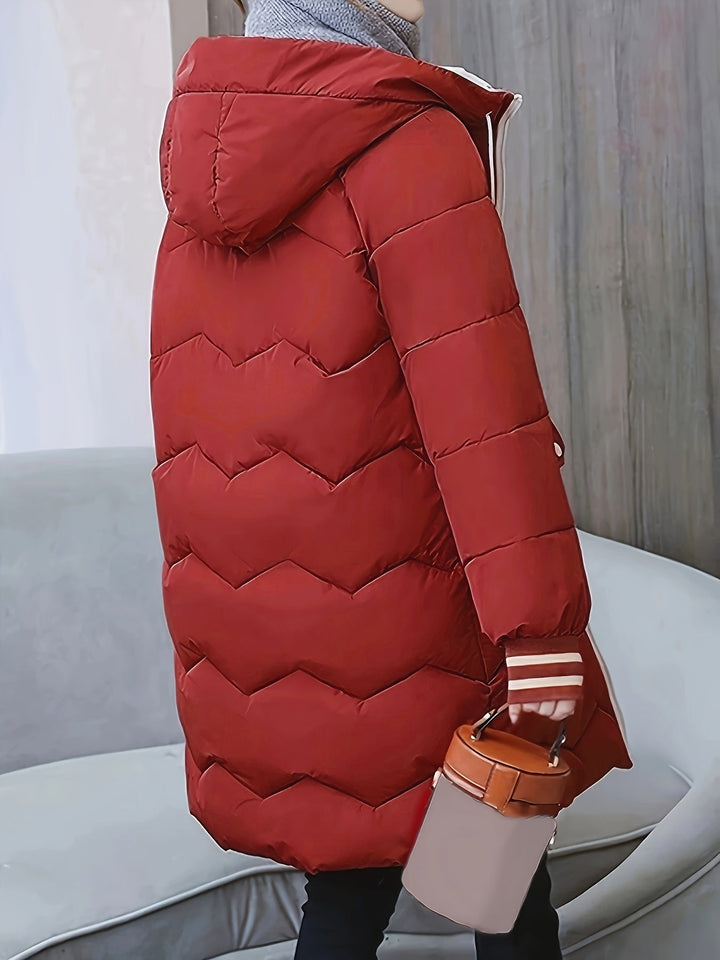 Roter Daunenmantel mit Kapuze, Damenmode, Winterjacke, warm, stilvoll, seitliche Ansicht.
