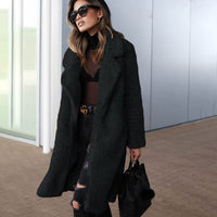 Frau in schwarzem Teddy-Mantel, Sonnenbrille, schwarze Tasche, modisch, Wintermode.