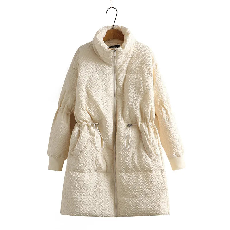Beige Damen Wintermantel, gesteppt, mit Kordelzug, warm, modisch, langärmelig, elegant.