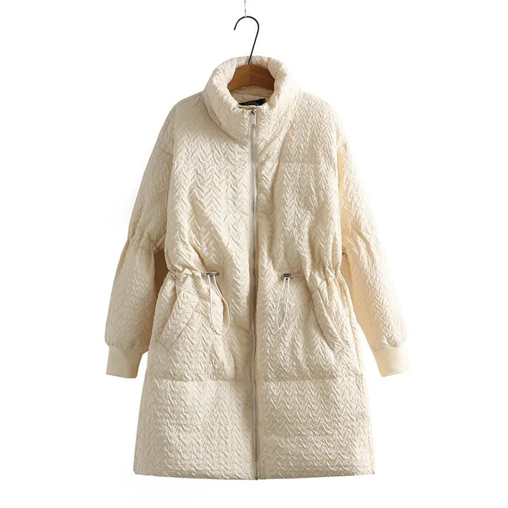 Beige Damen Wintermantel, gesteppt, mit Kordelzug, warm, modisch, langärmelig, elegant.