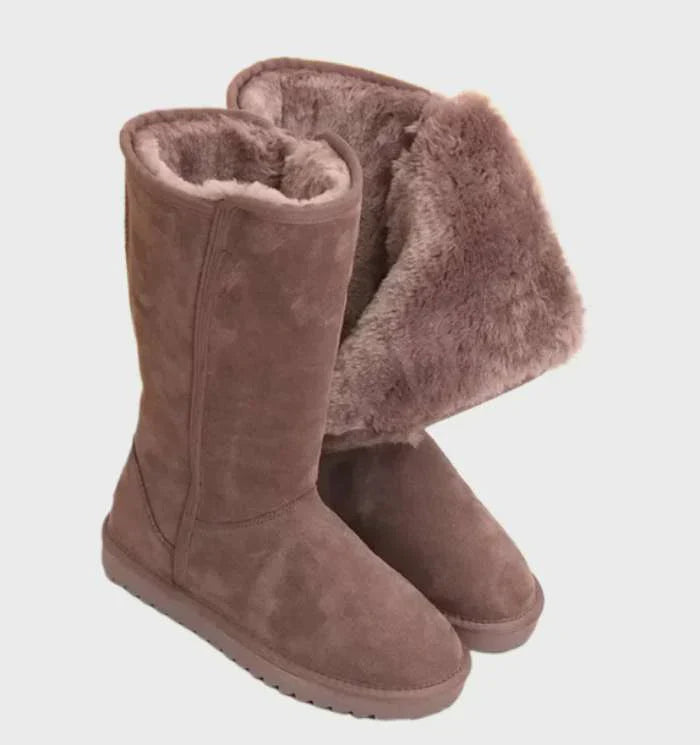 Braune Damen-Winterstiefel aus Wildleder mit Kunstfellfutter, warm und modisch.