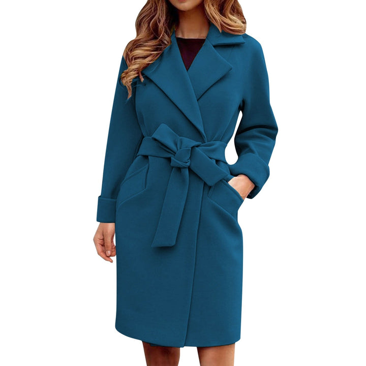 Damenmantel blau, eleganter Trenchcoat mit Gürtel, Herbstmode, knielang, stilvoll.