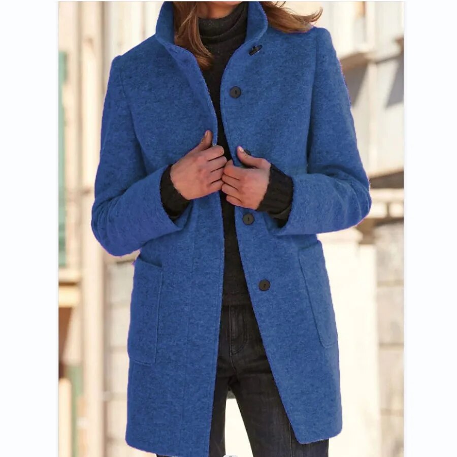 Frau in blauem Wollmantel mit Stehkragen, Vintage-Stil, Herbst-Winter-Mode.