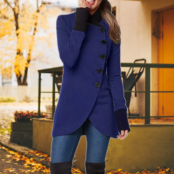 Frau in blauem Mantel, Herbst, Jeans, Stiefel, stilvolle Herbstmode, Outdoor-Hintergrund.