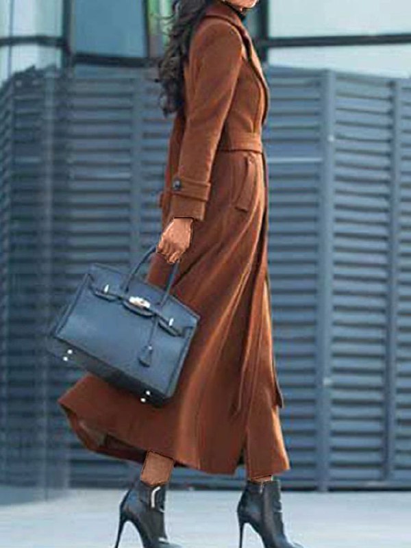 Frau in braunem Wollmantel mit schwarzer Handtasche und Stiefeln, stilvolle Wintermode.