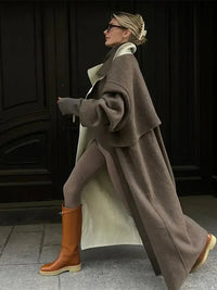 Frau in braunem Wollmantel und Stiefeln, modisch, Herbstmode, Straßenstil, elegant.